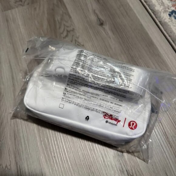 NWT Disney x lululemon Everywhere Belt Bag 1L Mickey in Motion Graphic White - Picture 3 of 6